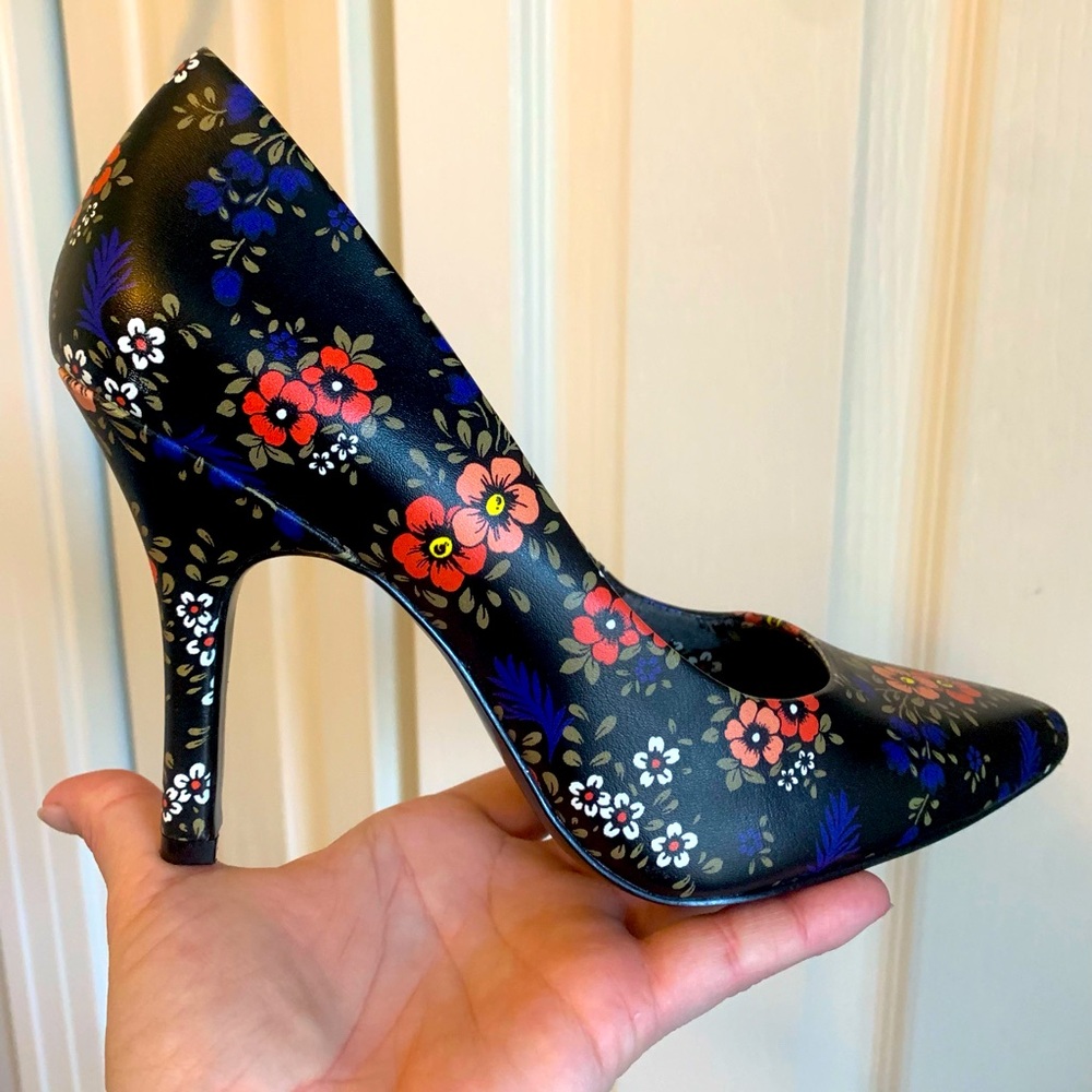 🔥 Nine West NWOT floral pointy stiletto black red blue high heels sexy EUC - Picture 1 of 9